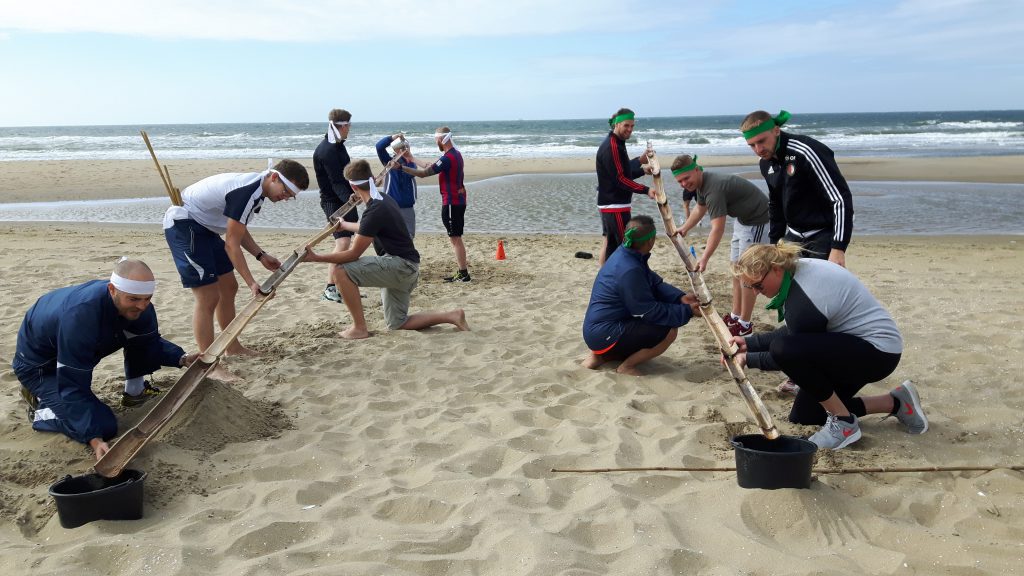 Expeditie Robinson op het strand. Het spel waterdragen word hier nauwkeurig uitgevoerd. Dit word aangeboden door klimbos De Klimvallei
