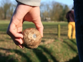 Hand met klootschietbal in de omgeving van Klimpark Streekbos.