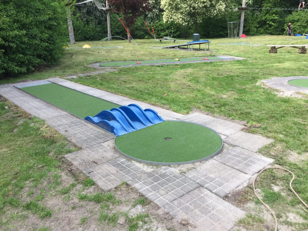 Minigolf in het midden van het klimbos in klimpark Streekbos.
