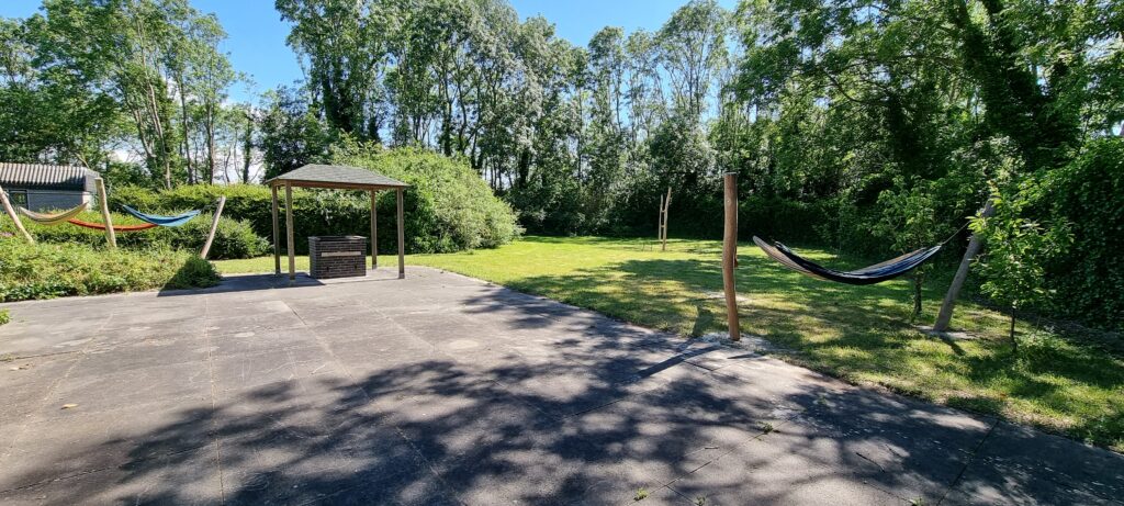 De ruime achterplaats van De Admiraal waar gezinnen/groepen kunnen spelen en barbecueën.